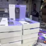 علبة هاتف نوكيا 105 باللونين البنفسجي والأبيض مع عرض الهاتف والمميزات
