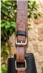 ⁦Leather shoulder bag with luxurious details and an external zip pocket⁩ - الصورة ⁦3⁩