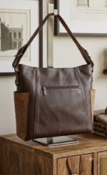 ⁦Women's leather shoulder bag – luxurious design with a prominent side pocket⁩ - الصورة ⁦2⁩