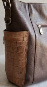 ⁦Women's leather shoulder bag – luxurious design with a prominent side pocket⁩ - الصورة ⁦3⁩