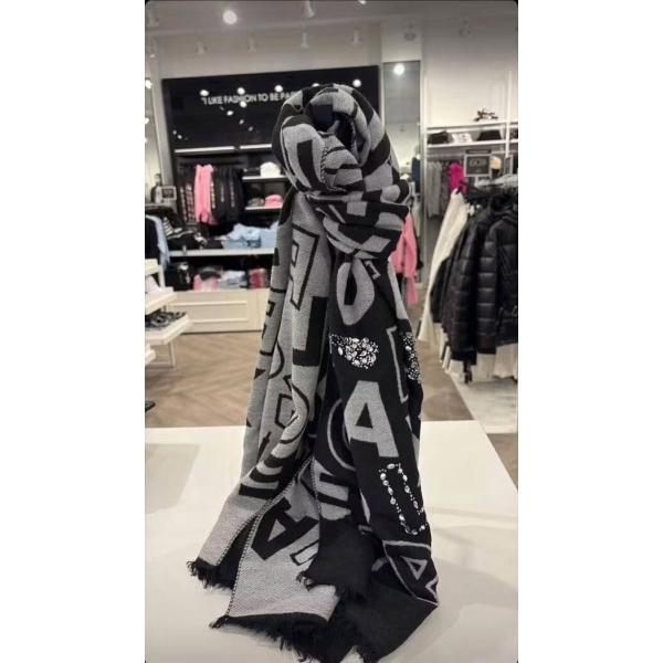 شال Karl Lagerfeld الأصلي