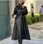 امرأة ترتدي فستان جلد طويل مع حزام خصر باللون البني والأسود