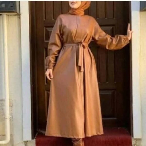 امرأة ترتدي فستان جلد طويل مع حزام خصر باللون البني والأسود