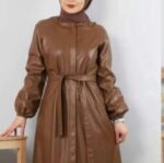 امرأة ترتدي فستان جلد طويل مع حزام خصر باللون البني والأسود