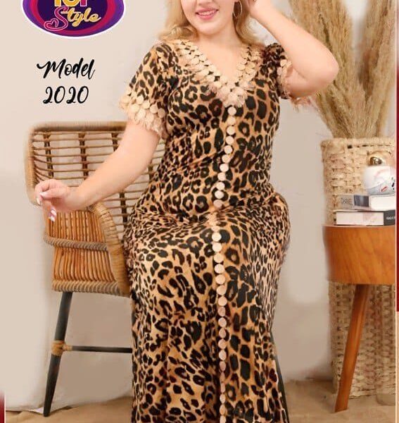 عارضة ترتدي فستان نسائي طويل بنقشة التايجر موديل 2020 من ماركة Top Style