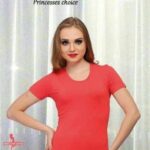امرأة ترتدي تيشيرت نسائي كم قصير بلون أحمر مرجاني من الدباغ Princesses Choice