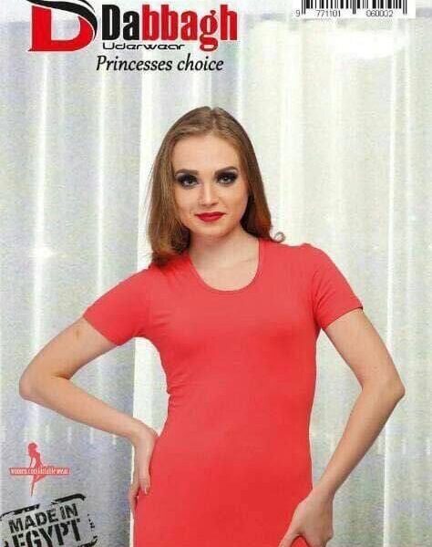 امرأة ترتدي تيشيرت نسائي كم قصير بلون أحمر مرجاني من الدباغ Princesses Choice
