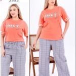 طقم ملابس منزلية نسائية من ريناد موديل 2552 بتصميم تيشيرت مرجاني وبنطال كاروهات رمادي