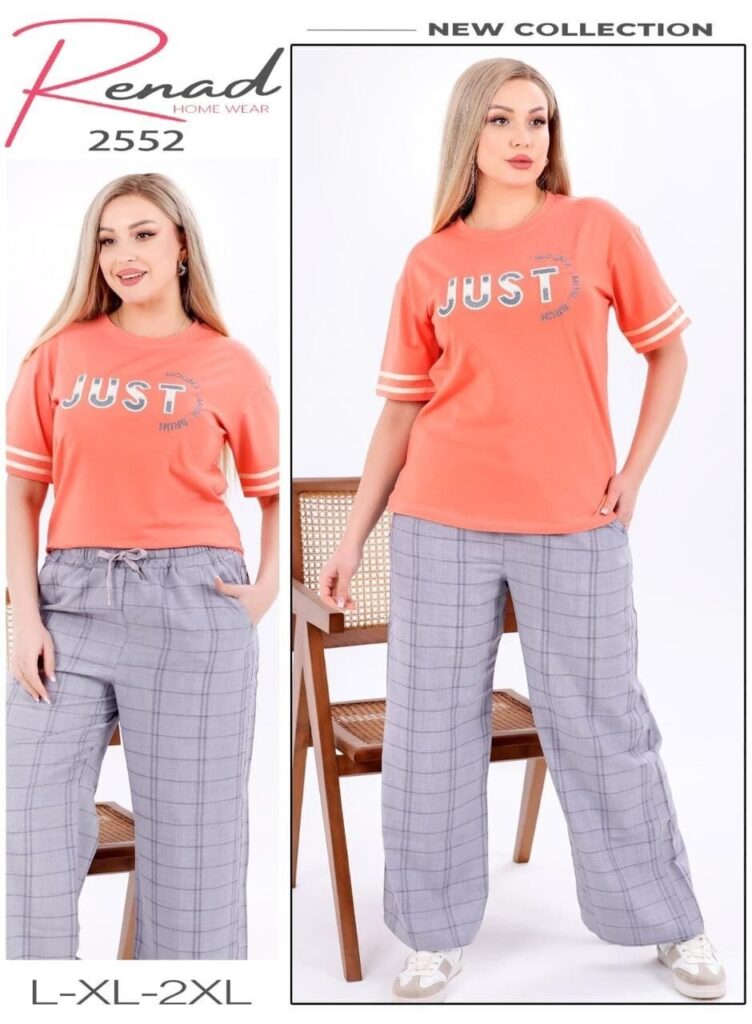 طقم ملابس منزلية نسائية من ريناد موديل 2552 بتصميم تيشيرت مرجاني وبنطال كاروهات رمادي