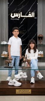 ⁦سنيكرز بنات زر دوار ابيض⁩ - الصورة ⁦2⁩