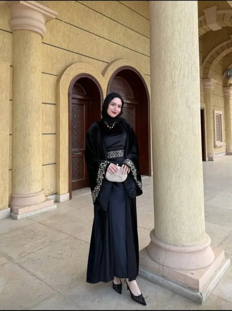 عباية سلطانة شتوية قطيفة حريمي - لون أسود ونبيتي