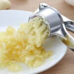 ⁦هراسة ثوم معدنية (Garlic Press) مصنوعة من الاستانلس ستيل أو المعدن المقاوم للصدأ⁩ - الصورة ⁦2⁩