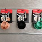 طقم أكيال وملاعق معيارية (Measuring Cup & Spoon Sets) بألوان متعددة ومقابض معدنية.